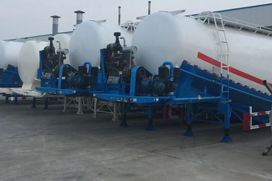 30 cbm cement tanker trailer bulk powder transport tank semi trailer on site