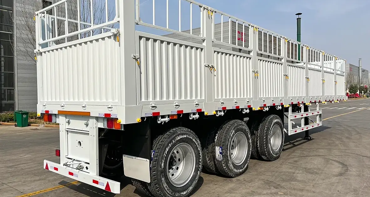 Heavy-duty livestock fence semi trailer with cage-style rails for cattle transport on African corridors